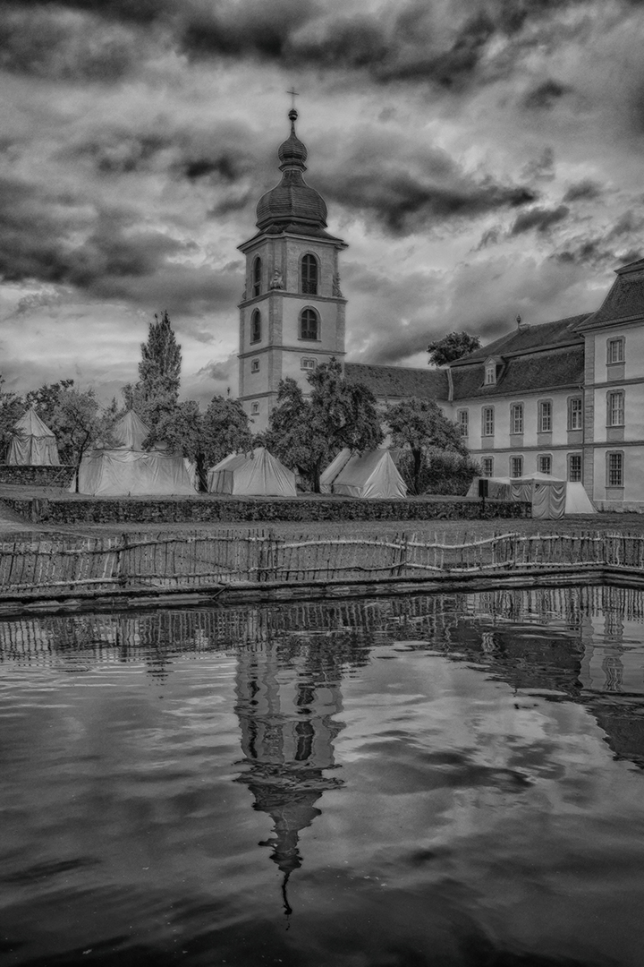 dunkle Wolken über Schloss Fasanerie