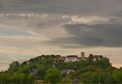 Dunkle Wolken über Schloss Neubeuern