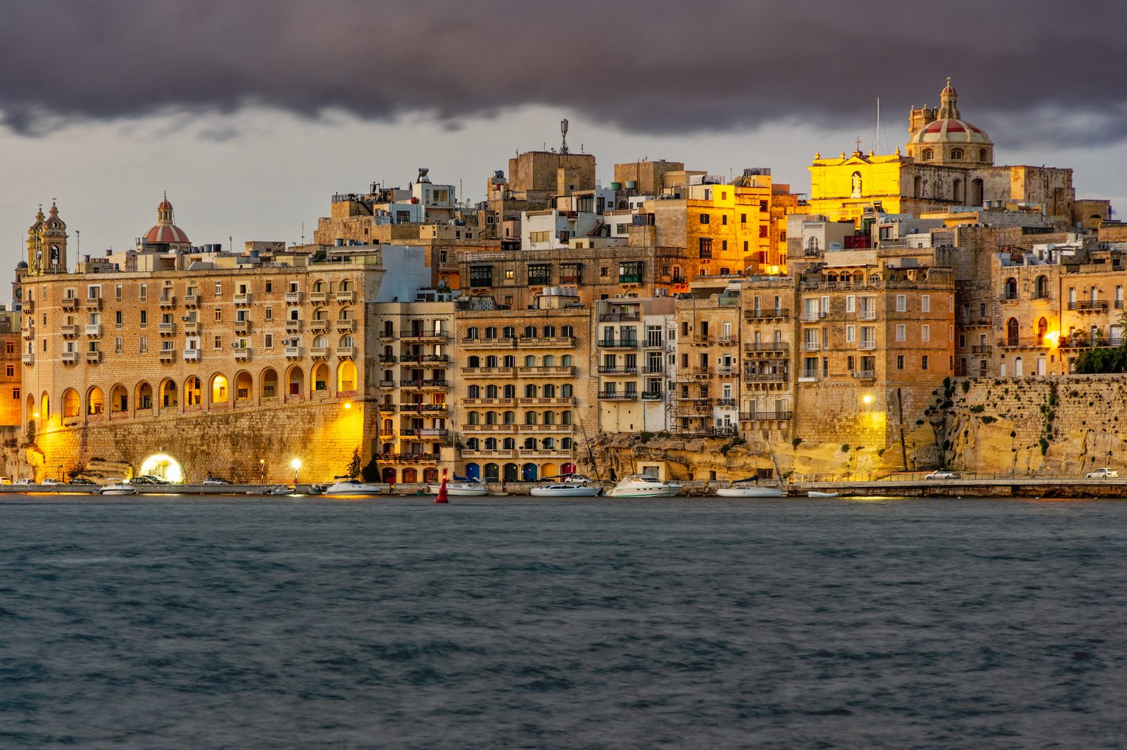 Dunkle Wolken über Senglea