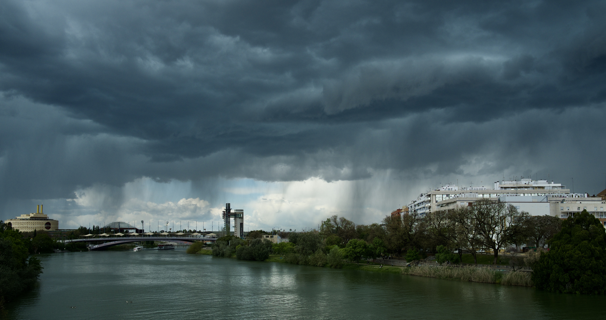 Dunkle Wolken über Sevilla