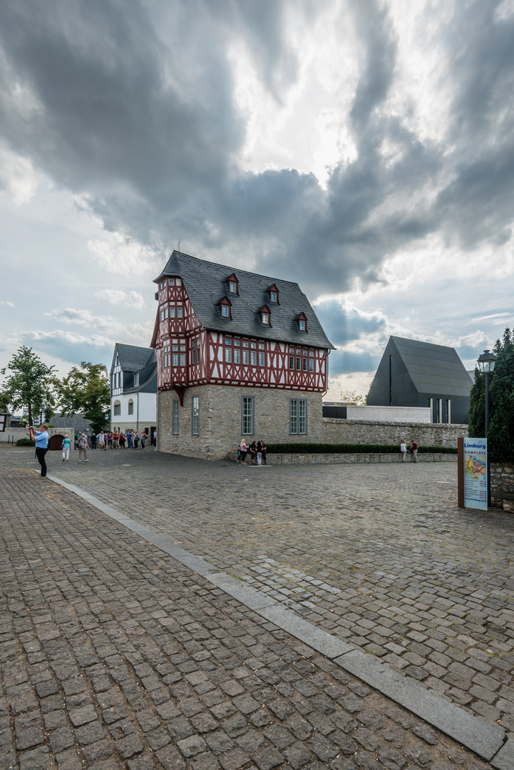 Dunkle Wolken überm Bischofssitz 32