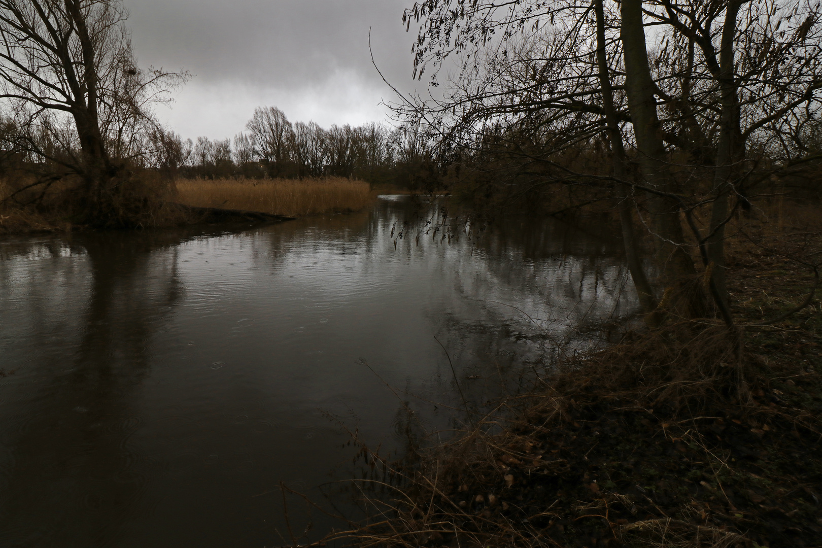 Dunkle Wolken überm Fluss