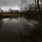 Dunkle Wolken überm Fluss