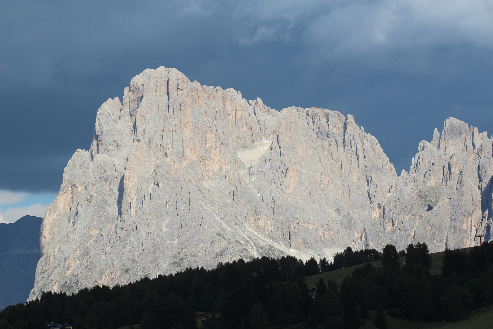 Dunkle Wolken überm Langkofel