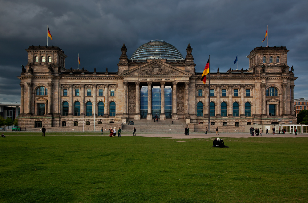 Dunkle Wolken über'm Reichstag ...