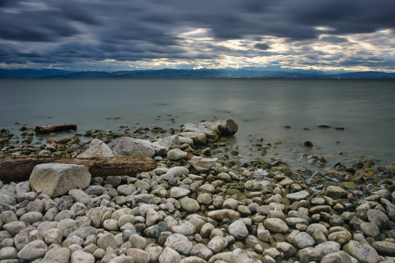 Dunkle Wolken überm See 