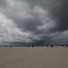 Dunkle Wolken überm Strand