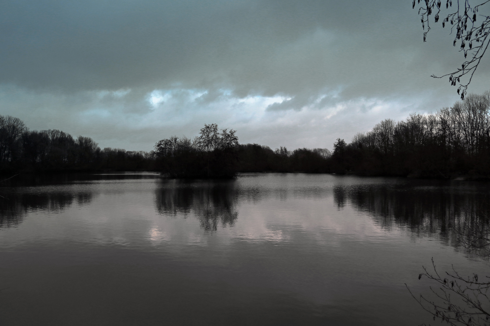 Dunkle Wolken überm Teich