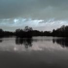 Dunkle Wolken überm Teich