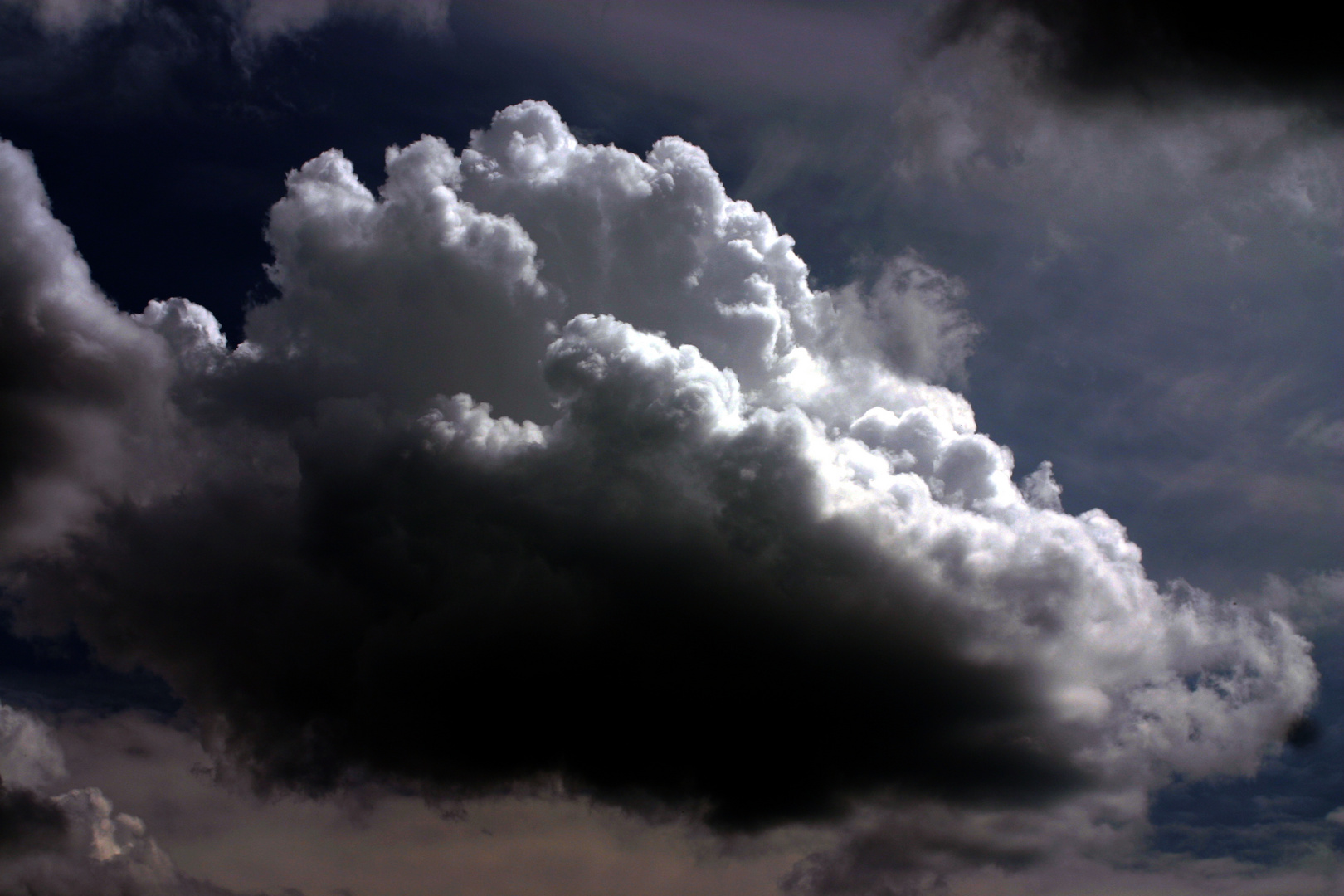 Dunkle Wolken üer dem Planeten der AKWs