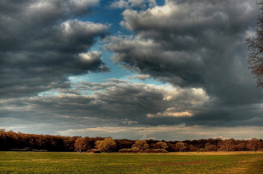 dunkle Wolken und ein bisschen blauer Himmel