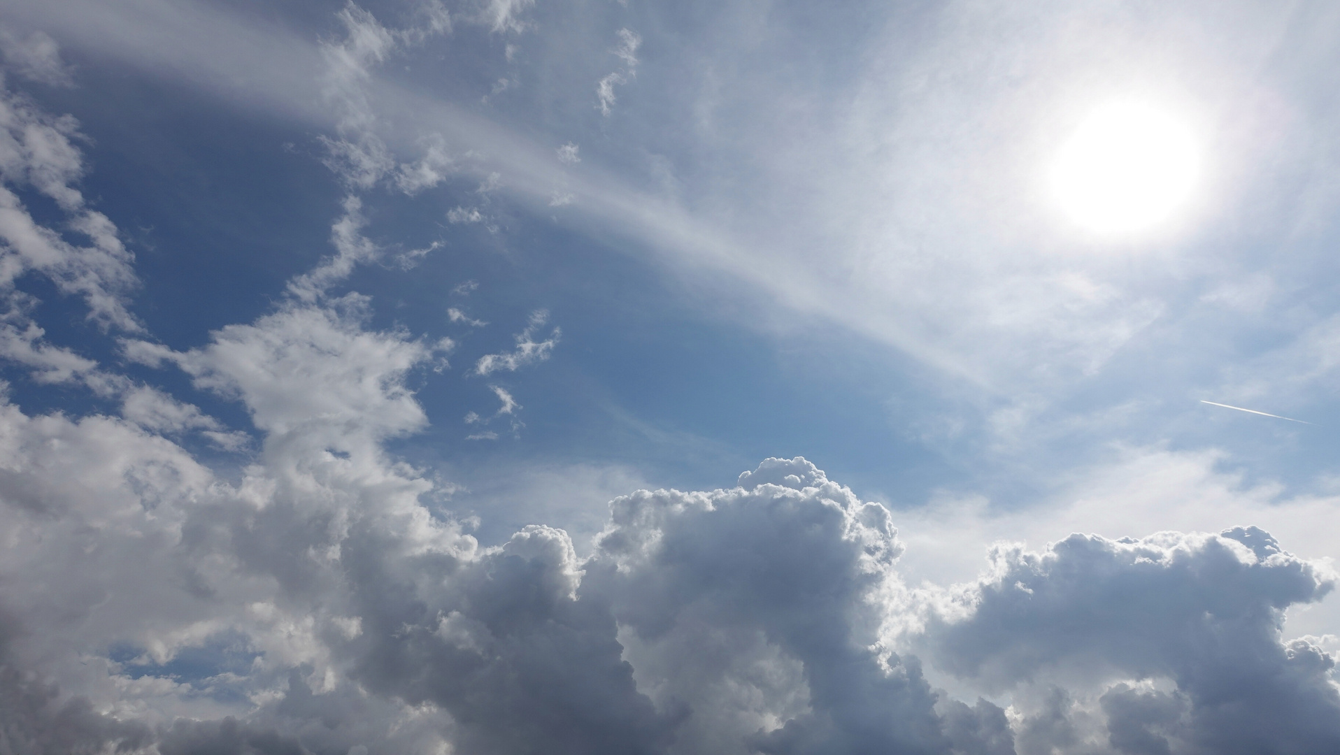 dunkle Wolken und Sonnenschein 