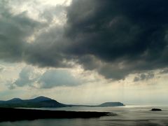 dunkle Wolken und Wasser