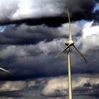 dunkle Wolken und Windräder