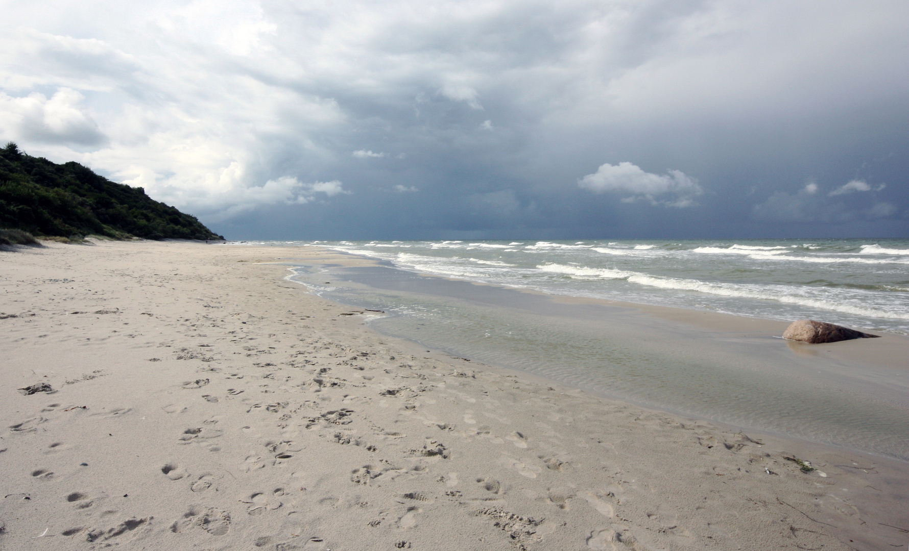 Dunkle Wolken vorm Strand von Rügen