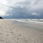 Dunkle Wolken vorm Strand von Rügen