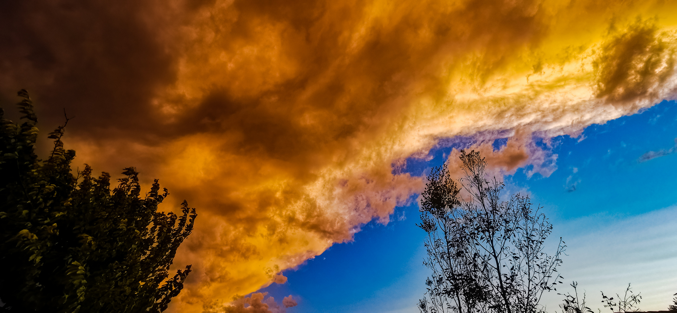 dunkle Wolken ziehen auf