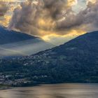 Dunkle Wolken ziehen auf