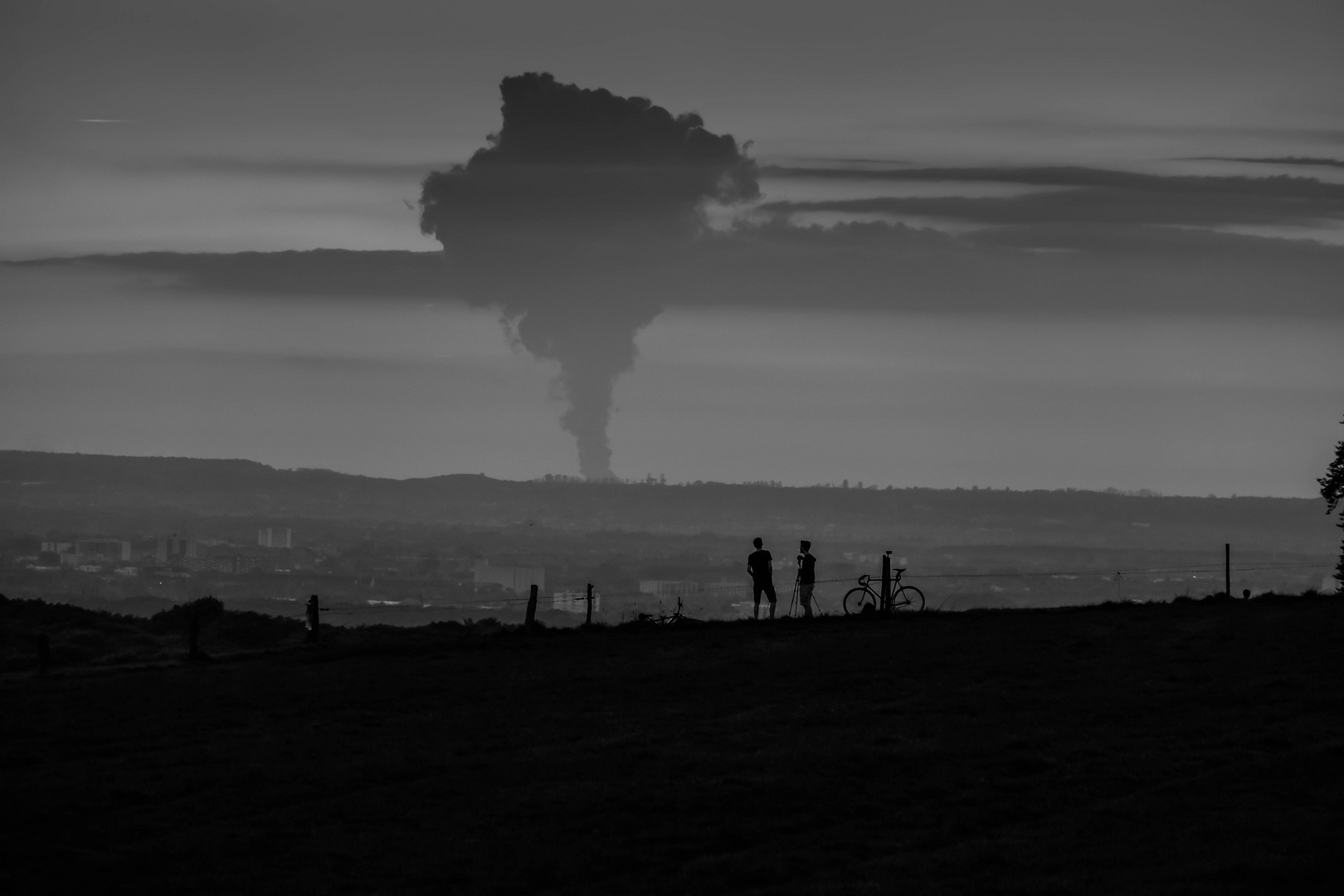 Dunkle Wolken ziehen auf