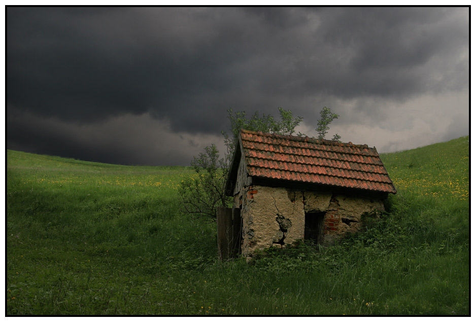 Dunkle Wolken ziehen auf