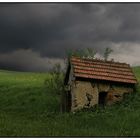 Dunkle Wolken ziehen auf