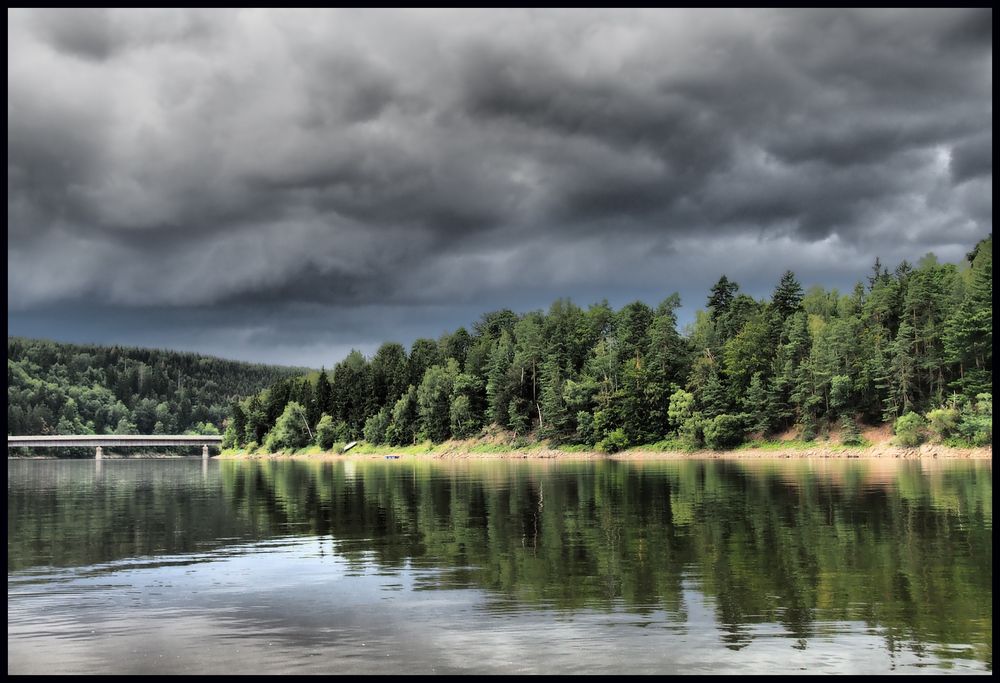 dunkle Wolken ziehen auf