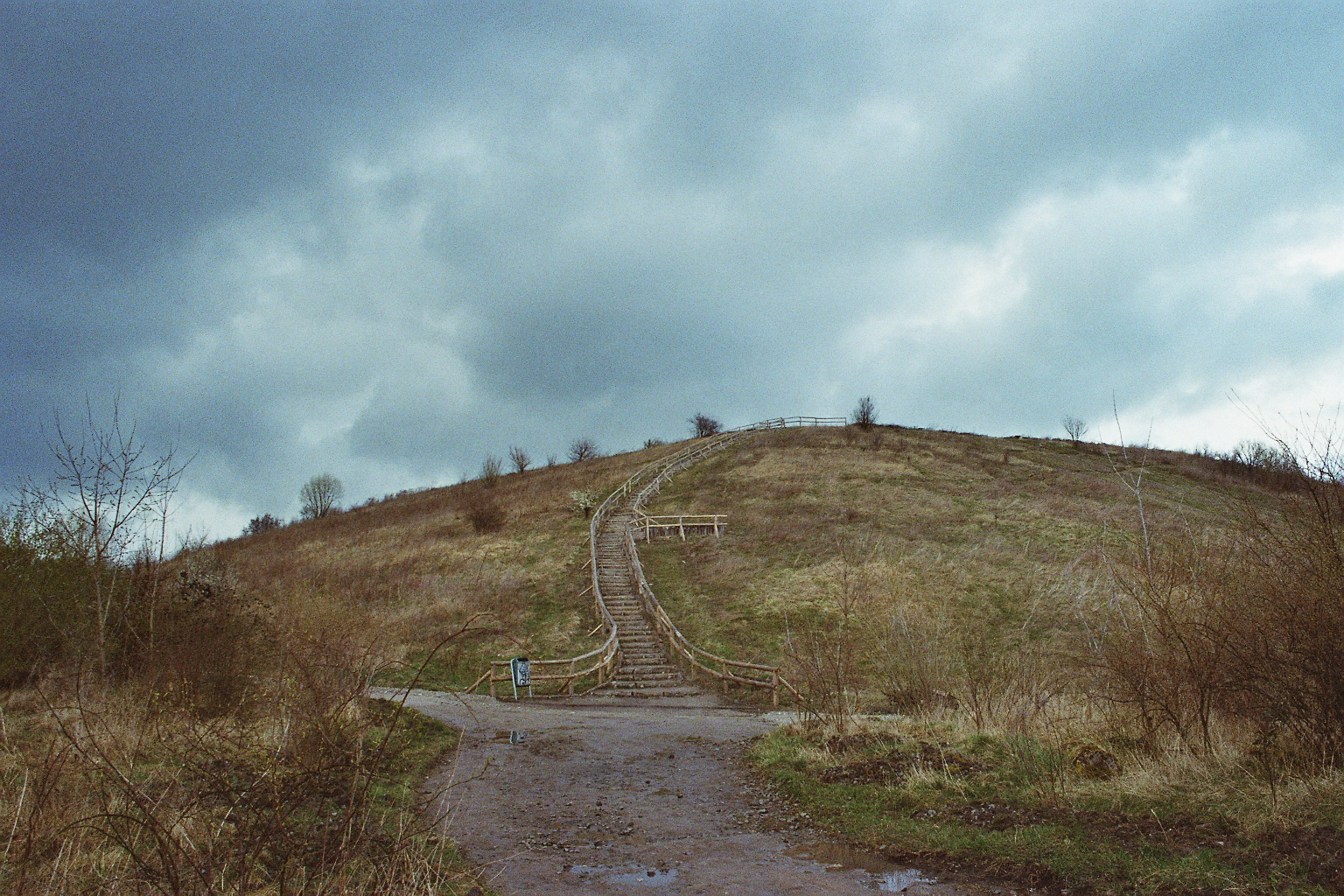 Dunkle Wolken ziehen auf