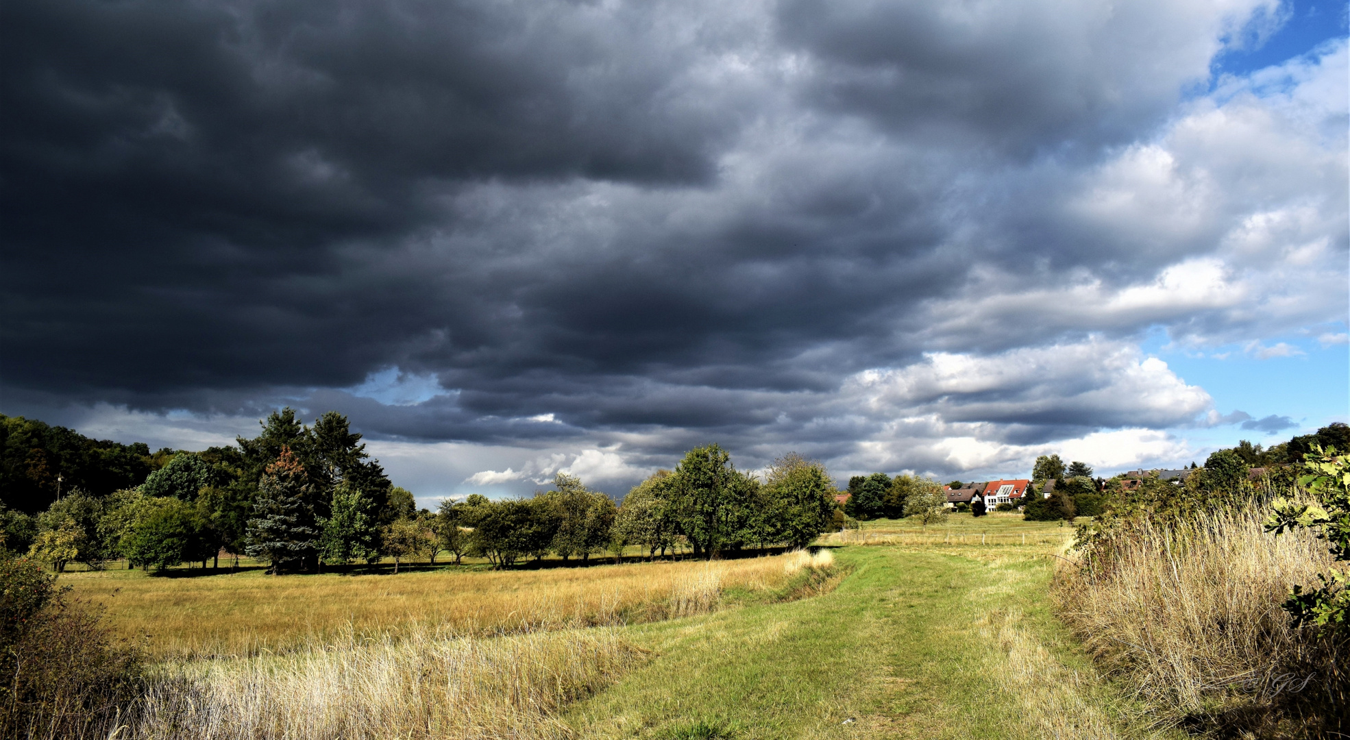 Dunkle Wolken ziehen auf