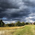 Dunkle Wolken ziehen auf