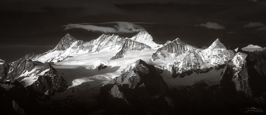 dunkle Wolken ziehen auf