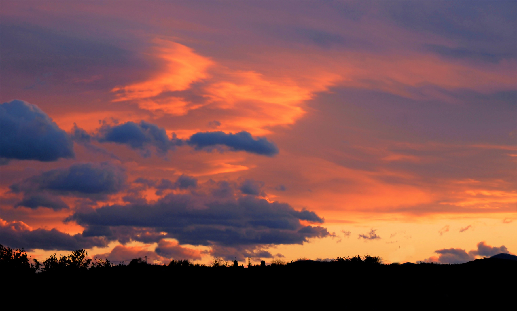 Dunkle Wolken ziehen auf.