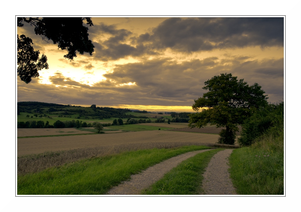 dunkle Wolken ziehen übers Land