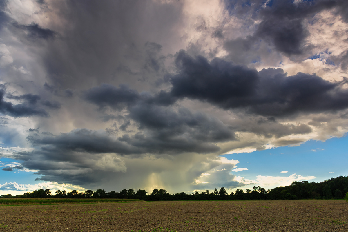 Dunkle Wolkenberge