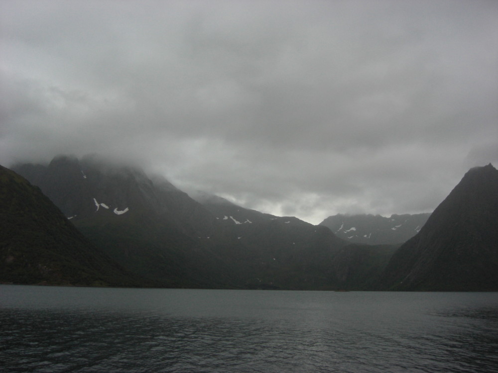 dunkler Fjord