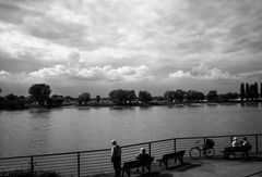 Dunkler Frühlingstag nachmittags am Rhein 