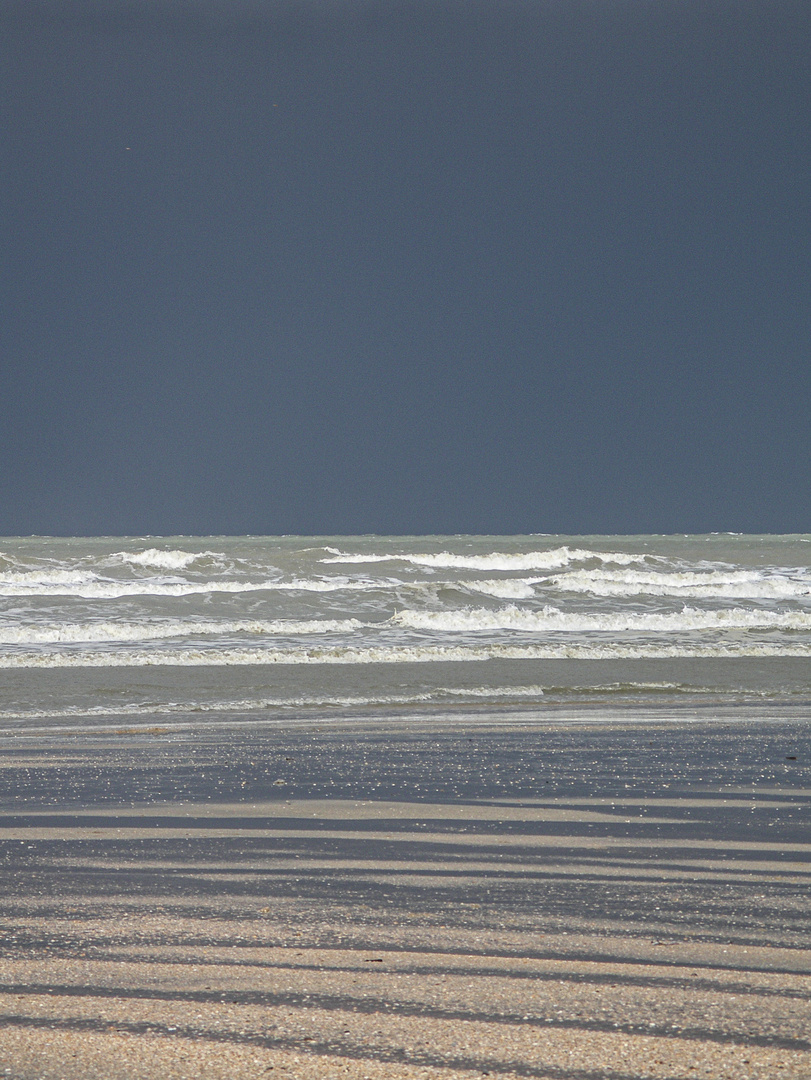 Dunkler Himmel über dem Meer