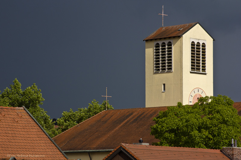 DUNKLER HIMMEL ÜBER DEN KREUZEN