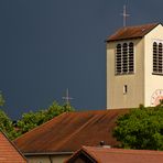 DUNKLER HIMMEL ÜBER DEN KREUZEN