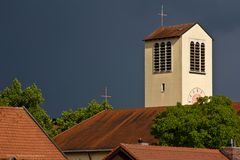 DUNKLER HIMMEL ÜBER DEN KREUZEN