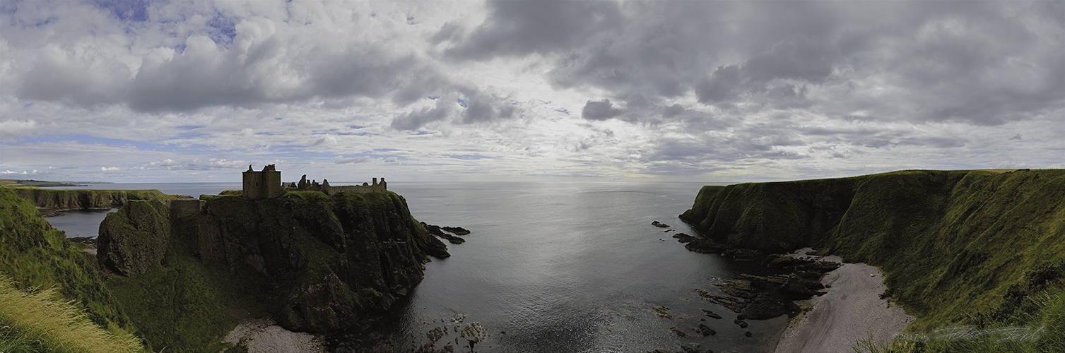 Dunnotar Castle mit Thornyhive Bay Pano