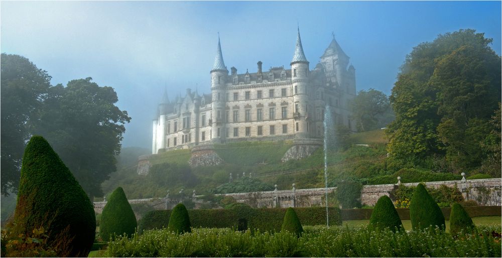 Dunrobin Castle im Nebel