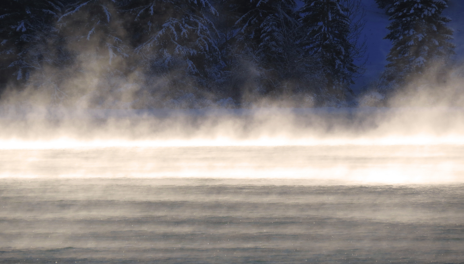 Dunst über dem Bergsee