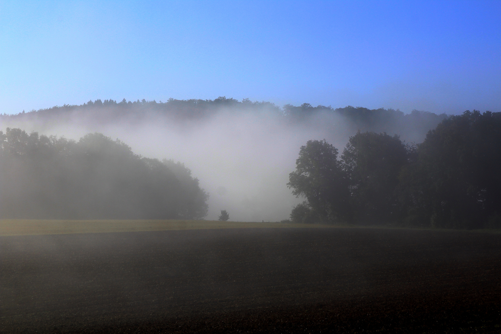 Dunst und blauer Himmel