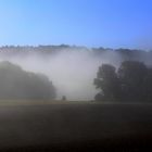 Dunst und blauer Himmel