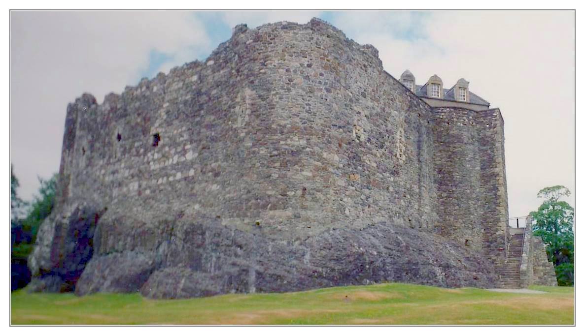 Dunstaffnage Castle ...