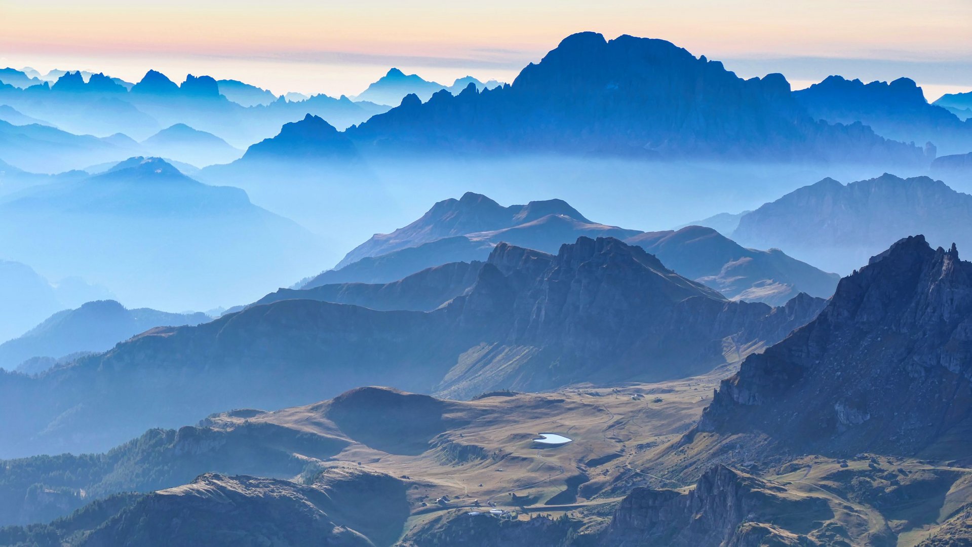 Dunstfelder in den Seitentäler unter den Dolomiten