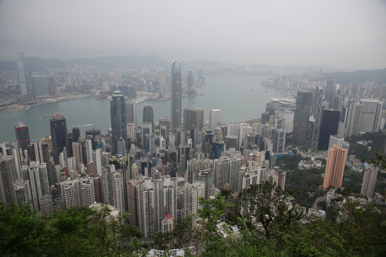 Dunstglocke ( wie fast immer ) über Hong Kong