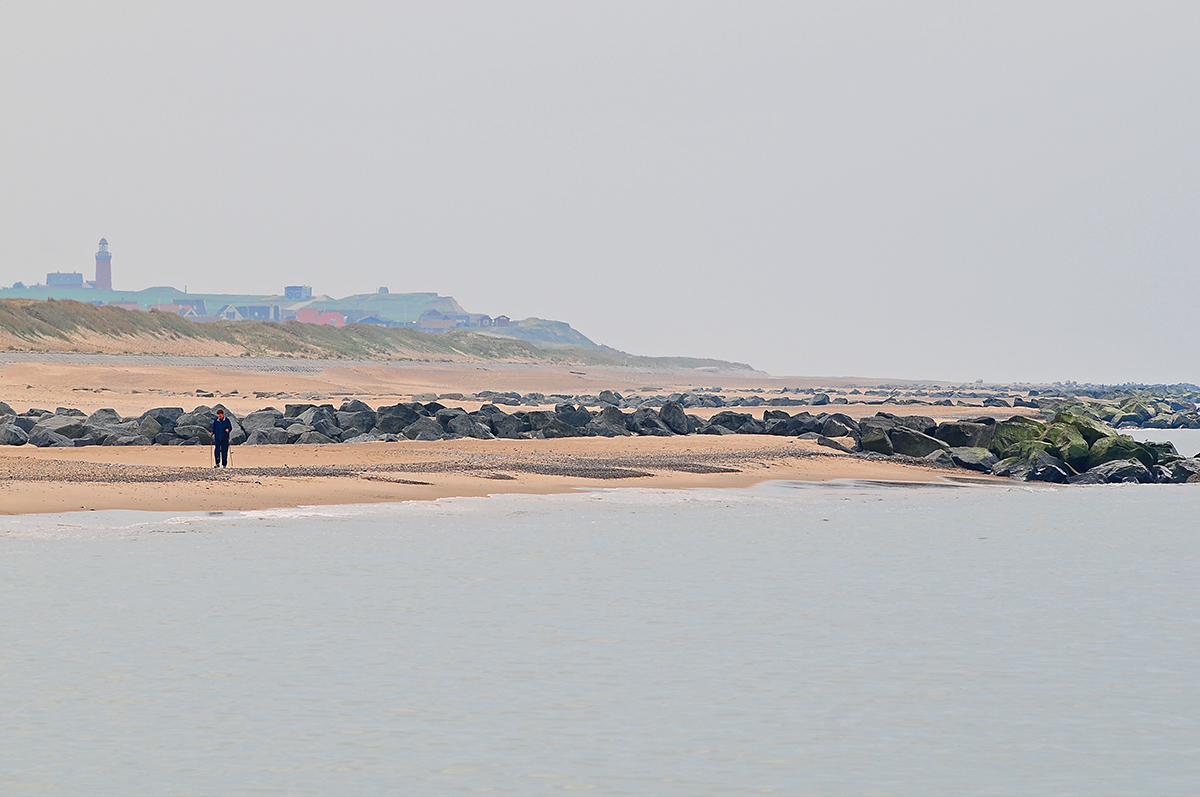 Dunstige Strandlandschaft und Flaute am Bovbjerg Fyr, Mitteljütland (dänische Nordseeküste)