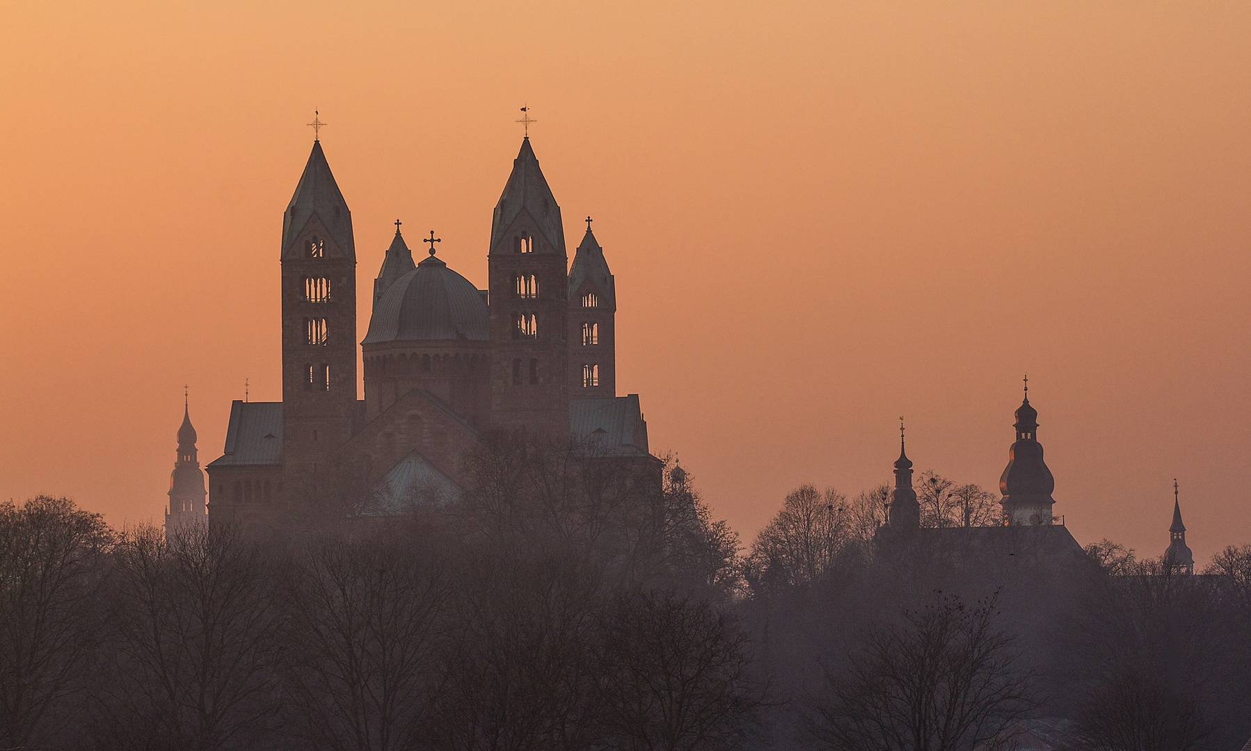 Dunstiger Dom am Abend