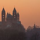 Dunstiger Dom am Abend